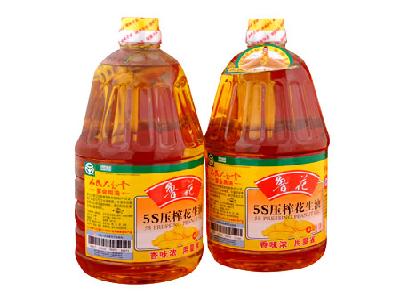 四頭定量全自動(dòng)食用油灌裝機(jī)灌裝效果